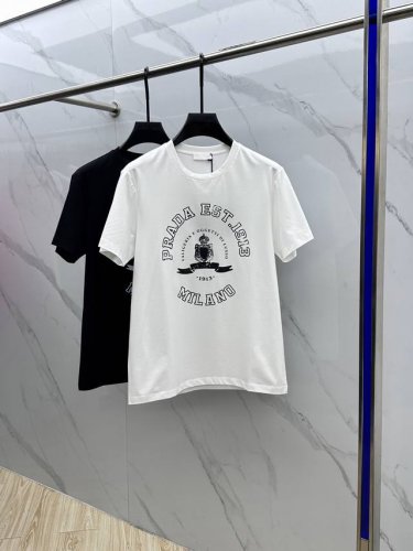 Prada 普拉达 2025春夏新款个性印花短袖，高版本，专柜同步！很有辨识度，超级有质感！叠穿打底就很有博主范儿了 ，低调有品位 ，原版面料 ，丝光棉面料，上