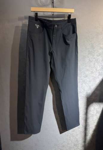 prada 普拉达 2025年Ss运动休闲西裤 面料舒适透气 双侧插口袋设计 一款日常穿着 简单大方 兼备多功能休闲裤 高端潮范路线 全线进口级别 上身舒适透气