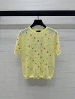 上新原单高端品质 Chane* 2025春夏最新系列！刺绣双C针织短袖！定制丝毛纱线织造 柔软亲肤 舒适有型 圆领针织短袖上衣剪裁 通体包边与大身色彩相异 搭配
