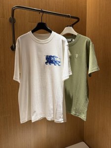上新！ Burberr* 男士战马短袖 战马系列是专柜的最经典系列 最简单基础的经典款 很简单 重点看面料这次我们拿到的原厂面料！230G的克重 客供面料都是按