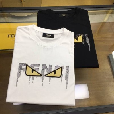 新品 Fend... 2025新季专柜新品 休闲短袖T恤，顶级贸易公司货，重磅高端尖品，品牌原产 品相完美一流！工艺Logo设计感超强的一款单品，将时装美学发挥