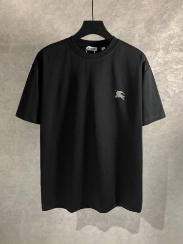 高品质 Burberry 巴宝莉 战马发泡圆领短袖T恤，面料采用纯棉精梳棉面料，前后采用发泡工艺印花 上身效果宽松休闲，百搭款，三标齐全 ，男女同款 尺码: X