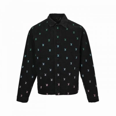 Louis Vuitton 路易威登 渐变全刺绣套装牛仔外套 采用水洗黑色牛仔布制成，全身刺绣有Lv Blason 图案，采用精致的渐变处理，流行色彩从浅绿色渐
