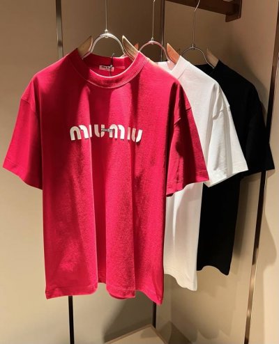 miumiu 谬谬2025春夏新款男女同款短袖T恤，品牌最新设计元素！既不单调也不复杂,恰到好处的展现品味！客供顶级压绒Logo设计！舒适吸汗透气根本不在话下,