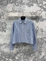 ce家 25春夏新款 刺绣凯旋门蓝条纹短款衬衫 经典翻领设计 口袋定制凯旋门刺绣装饰 短款的版型 加上竖条纹元素 上身显瘦度极高 搭配各种高腰阔腿长裤 露出小蛮