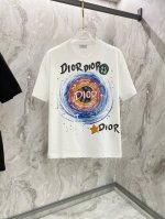 迪奥25Ss夏季新款手绘短袖T恤！专柜同步，每一件都是纯手工画制而成.独特的Logo 个性艺术系列全网独家首发 百搭款细节处理完美240克纯棉面料十分精致 原版