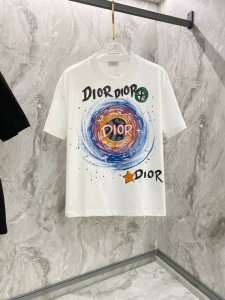 迪奥25Ss夏季新款手绘短袖T恤！专柜同步，每一件都是纯手工画制而成.独特的Logo 个性艺术系列全网独家首发 百搭款细节处理完美240克纯棉面料十分精致 原版