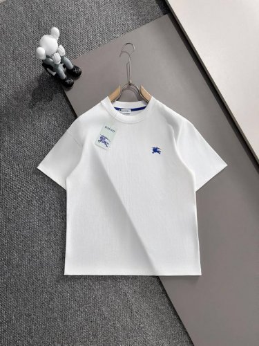 Burberry* 2025春夏款上新 原高版本 巴宝莉 面料采用270克高密度纯棉 不变形 不缩水 工艺介绍：双线走位 胸口采用高精密浮体绣花 颜色：白色 S