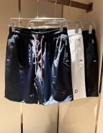 Moncler蒙家 2025春夏男女同款情侣款最新的贸易订单休闲短裤！全品相！！网红款！裤腿采用Logo刺绣设计！上身舒适透气，不僵硬，整体有着丰富的立体感，品