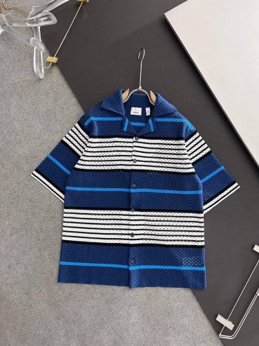 品质元单、 短衫 Bur 春夏秀场系列针织 本款选用运动风尼龙网眼面料打造，设计灵感来自篮球服平织面料。装饰品牌标志性条纹风格的图案 透气性好 呈现宽松版型 官