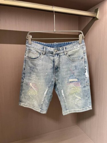 Bur 2025Ss夏季新款男士休闲牛仔短裤，高端版本！专柜定制面料 透气舒适度高，细节无可挑剔，品牌元素设计理念，体现高品质。手感细腻柔软！呈现休闲裁剪，上身