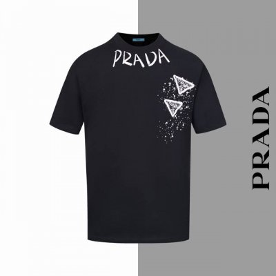 款号#Z77 普拉达字母多标三角印花圆领短袖 prada官网一致款式 面料：32支双纱280克纯棉面料 同缸同色织染螺纹 颜色一致 工艺：进口机器白墨直喷印花