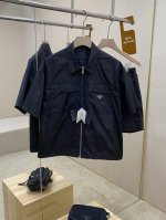 上错、价格P重新上！ 主推 Prade25Ss新款轻盈短袖衬衫，这款短袖衬衫将实用细节与运动元素相结合，呈现出当代风格的极简设计。选用轻盈的Re-Nylon材质