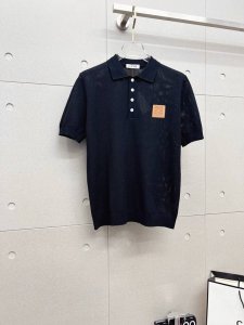 罗意威 2025春夏新款 独家呈现 超级百搭极符合美学基调的一款短袖针织衫 最基础的款式以极简低调的奢华风格 在时尚界越简单的单品 越极易彰显出高级时髦感 触感
