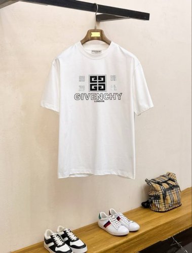 Givenchy纪梵希30Ss新款经典印花短袖，明星穿搭款，采用双纱纯棉280G，印花工艺，面料颜色定制定染，不缩水不退色。手感舒服，质感超强潮男潮女必备经典落