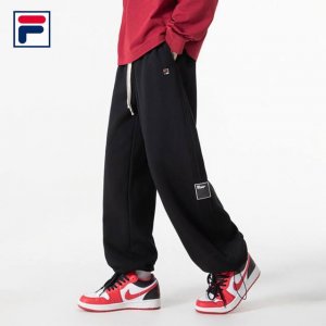 上新 P140【 Fila斐乐 2025春秋高品质立体宽松直筒休闲裤】 ◆采用健康舒适免烫面料，立体裁剪，宽松休闲版型，上身潮流有型，重工制作，手感柔软，不掉色
