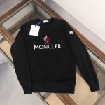 P170 Mon*Cler 蒙口 时尚圆领卫衣 随意搭配各种都是妥妥的帅气 贴身舒适！定制卫衣面料，植绒工艺 手感摸起来特别细腻柔中带点筋骨 且非常的透气，随便