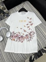 爆款现货 原单品质 Dio*｜2025新品圆领印花 定制Yb全棉材质 透气舒适 质感十足 常规短袖T恤裁剪 凸显品牌格调 采用克重纯棉制成 略带有弹力 呈现显瘦