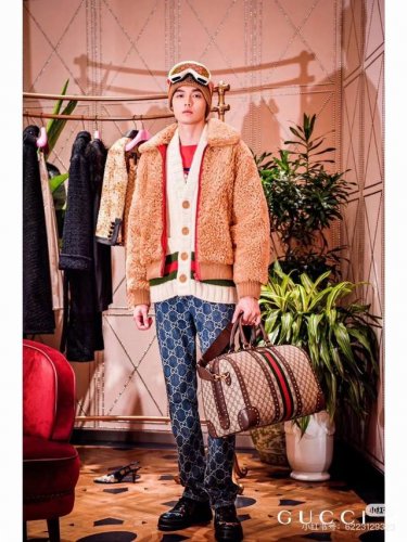 模特图组 款号:Dc 114# gucci古驰经典满印水洗牛仔直筒裤四季款 重磅推荐古驰牛仔裤 复合面料质感好 舒适不紧绷穿着舒适无束缚感 显高显瘦巨好穿 自带