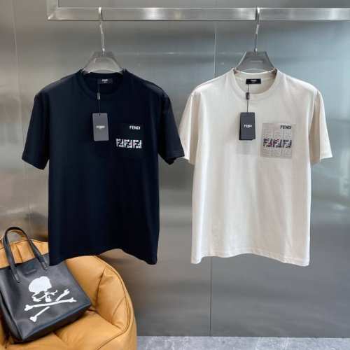 芬家 Fendi T恤，黑与米白的配色，简约又高级。 黑色T恤沉稳内敛，左胸处的品牌字母图案，彩色的设计为其增添了一抹活泼；米白色T恤温柔清新，同样的字母图案，