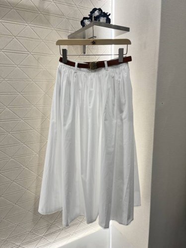 miumi*2025新品上架 腰带花边压褶半裙 定制Yb斜纹全棉材质 工艺处理 舒适挺括 常青伞状压褶半裙裁剪 腰间皮带以立体字母徽标细节点缀 简约时尚 轻松彰