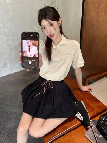 9225 miu 字母刺绣翻领polo衫 独家Yb开发 高版出品 秒出街自带慵懒随性和活力感的一款polo衫 舒适廓形包容性强 上身轻松驾驭 面料柔软舒适质感超