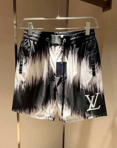 louis Vuit*On路易*登 2025春夏男女同款Logo休闲短裤，2025新款男女同款休闲短裤上线了，又是一件让人眼前一亮的佳作！主题概念的路*威登，全