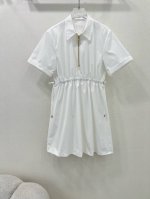 Prad*P家25春夏新款胖瘦通吃一款连衣裙 后背经典三角标装饰 工装版型包容性极好 腰间松紧抽绳 短袖连衣裙 胖瘦皆可 紧带自由调节，半拉链设计穿脱更方便，一