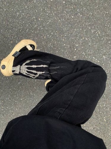 款号Xk2974 美式潮牌高街骷髅手爪刺绣牛仔裤小众设计感Hiphop休闲百搭直筒裤 面料定制经过一流的高工艺水洗 质地紧密 色泽均匀 纹理清晰 上身非常舒适