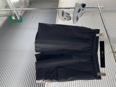 Stone Island 2025最新款休闲短裤～ 定制面料～面料质感柔软舒适！亲肤感极佳，吸汗透气！！标志性罗盘Logo！简约时尚！松紧腰满足各种腰围上身驾驭