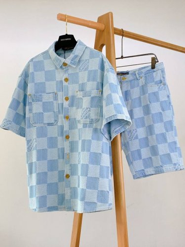 louisvuitton 路易威登 棋盘格牛仔套装 定织棋盘格提花丹宁面料，经典的格子图案融合3D提花两种技术相结合，通过织机在面料上织出立体花纹的工艺。砂洗泛