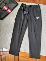 普拉‘’春夏25Ss休闲裤金典再次出现，原单订制高品质时尚休闲裤。超级百搭款。独家定制面料，挺阔有型，贴身舒适。原版定制专柜最新五金辅料。超靓版型、上身显腿修长