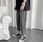 特价 只有黑色 万斯经典款前后破洞牛仔九分裤 Vans 万斯 新款破洞牛仔裤夏季做旧九分牛仔裤。 男女同款情侣款，Ins小红书网络热卖款，裤前经典万斯Logo小
