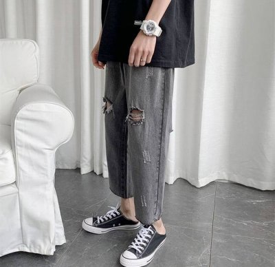 特价 只有黑色 万斯经典款前后破洞牛仔九分裤 Vans 万斯 新款破洞牛仔裤夏季做旧九分牛仔裤。 男女同款情侣款，Ins小红书网络热卖款，裤前经典万斯Logo小