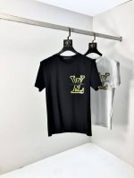 Lv。2025春夏新品时尚圆领短袖高级定制百搭款式！更有实用感 任何人都可以轻松驾驭 采用丝光面料制作，奢华经典品牌Logo设计，1F非常显档次懂货的必须入！版