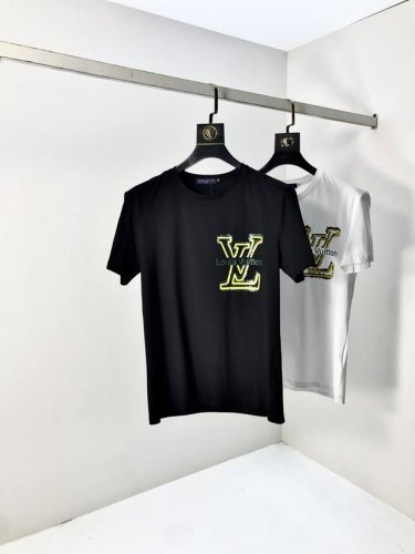 Lv。2025春夏新品时尚圆领短袖高级定制百搭款式！更有实用感 任何人都可以轻松驾驭 采用丝光面料制作，奢华经典品牌Logo设计，1F非常显档次懂货的必须入！版