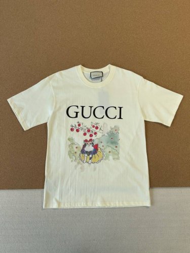 gucci古驰童趣卡通白雪公主裙小猫印花图案宽松休闲纯色时尚百搭短袖T恤 颜色：米色 尺码：S-Xl 当童话里的白雪公主裙遇见软萌小猫，Gucci用这件T恤编织
