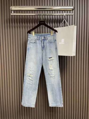 Amiri 水洗做旧破洞高街修身牛仔裤长裤，Amiri品牌的牛仔裤打破的原有牛仔裤的制作工艺和裁剪，布料都比较柔软舒适，并不像有些牛仔裤那样硬邦邦的，穿起来会刺