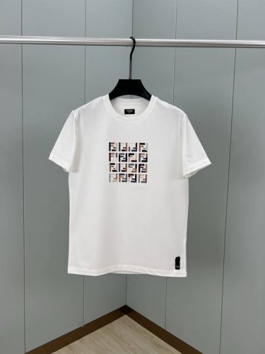 fendi 25春夏新品拼色Ff数码印花标识短袖T恤，正面胸前饰有品牌拼色Ff标识短袖T恤，下脚缝有Fendi贴条标识并附有颗F型五孔珍珠贝母纽扣，彰显品牌的独