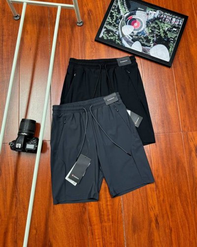 原单品质 Lululemon 露露休闲速干运动短裤 经典时尚款，客 锦氨弹力梭织面料，爽滑细腻，舒适透气！3D立体裁剪版型，两侧拉链口袋，精美小标Logo烫印，