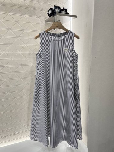 prad*2025新品上架 条纹无袖连衣裙 定制Yb斜纹全棉材质 穿搭舒适 透气细腻 条纹无袖连衣裙剪裁 通体蓝白条纹交织 利用剪裁和细节提升精致度 套头式设计