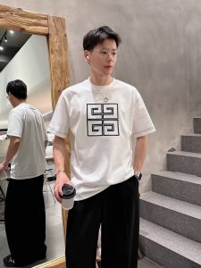 纪梵希 2025春夏新款男女同款短袖T恤，！定制专属纯棉面料，定制原版工艺螺纹，胸前重工字母Logo工艺设计！简约大方，从容百搭，档次极高，完美融入时尚还有风情