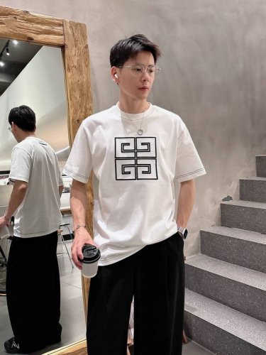 纪梵希 2025春夏新款男女同款短袖T恤，！定制专属纯棉面料，定制原版工艺螺纹，胸前重工字母Logo工艺设计！简约大方，从容百搭，档次极高，完美融入时尚还有风情
