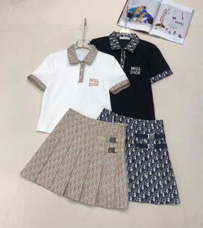 4Io* 25Ss新款短袖上衣短半裙 老花提花拼接面料 字母刺绣装饰 侧边腰扣装饰 独特设计 时尚大方 两色三码Sml