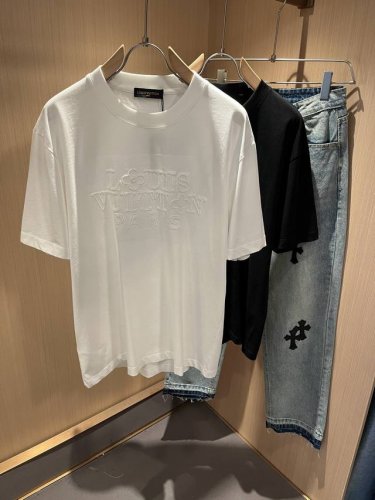 louisvuitt*路易*登 2025春夏全新系列单品上线，非常时髦前卫的一款男女同款短袖T恤，标识Logo图案刺绣修饰！区别于以往的不同，宣示品牌传承多年的
