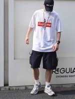上新！元素碰撞，别致心情！经典的Supreme标志性Logo Tee ！ 高密针织圆领设计，平整简约！亲肤透爽！面料的柔软性舒适性无可挑剔！男女均可驾驭，打破性