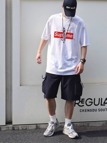 上新！元素碰撞，别致心情！经典的Supreme标志性Logo Tee ！ 高密针织圆领设计，平整简约！亲肤透爽！面料的柔软性舒适性无可挑剔！男女均可驾驭，打破性