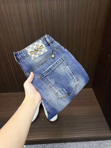 范思哲 2025新款新品 专柜有售 实体店极品牛仔裤专柜原版1:1好货 适合各个年龄段 市场最高版本的欧洲进口面料 舒适柔软亲肤 上身效果超级棒时尚百搭 笔挺有