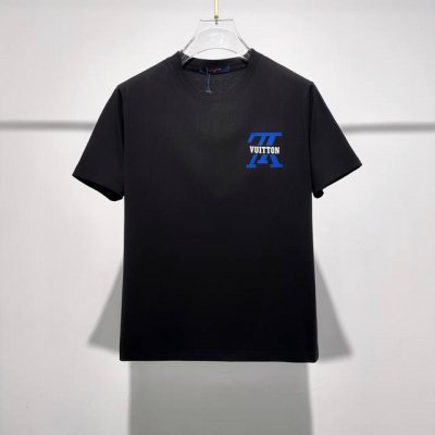 驴牌Lv男士圆领短袖，香港洋行渠道货，重磅高端臻品，高奢品鉴白金级单品，25年官柜新品，欧洲区域限量售卖款！视觉相当雅致时髦，辨识度颇为鲜明，非常精致而高级，完