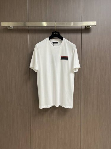 prada 2025Ss春夏新款棉质圆领短袖T恤 胸前经典三角标红标装饰 顶级纯棉面料定制 标准版型。尺码：S-Xxl